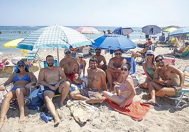 Gabriel, en el centro, junto a Rachel y Marcos (4d), con su grupo de amigos.