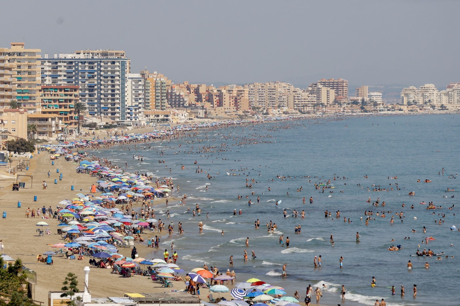 En imágenes, las playas de La Manga y Cabo de Palos se llenan en el puente de agosto
