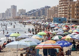 En imágenes, las playas de La Manga y Cabo de Palos se llenan en el puente de agosto