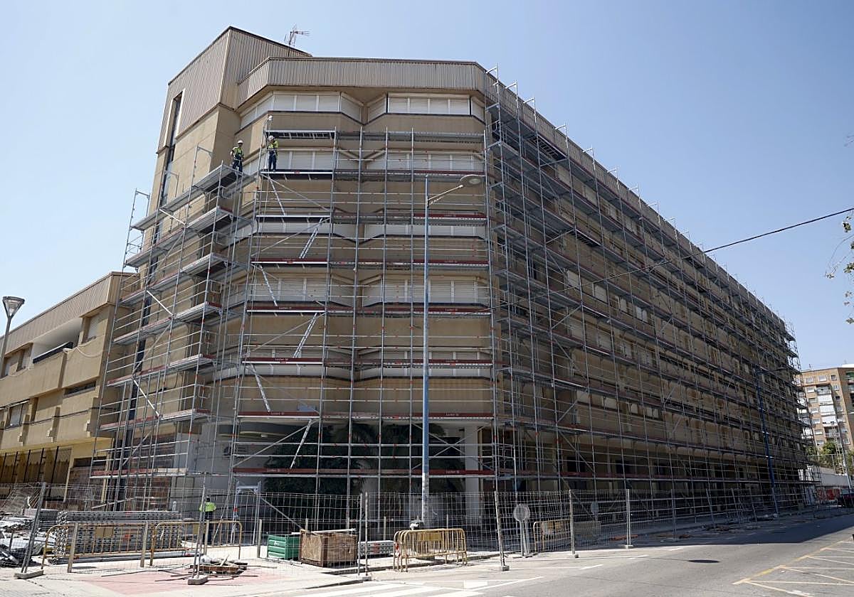 Fachada principal de la antigua residencia de estudiantes Alberto Colao cubierta de andamios.