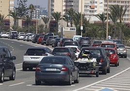 Atasco a la entrada de La Manga del Mar Menor en la tarde de ayer.