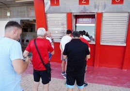 Aficionados del Real Murcia, el pasado 2 de julio, haciendo colas en las taquillas del estadio para retirar su abono.