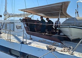 Guardias civiles, ayer inspeccionando el catamarán en Santiago de la Ribera.