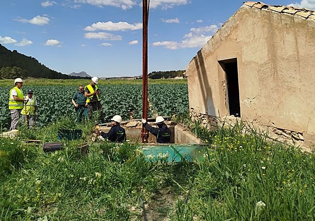 Cierre del pozo ilegal de la finca en la cañada de Tarragoya, en mayo pasado.