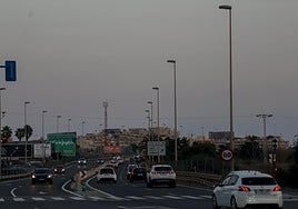 Farolas apagadas en la RM-12, junto a la salida en dirección hacia Cabo de Palos, en una fotografía de este viernes.