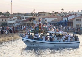 La imagen de la Virgen de La Asunción, al atardecer en una embarcación, durante la procesión marítima de Cabo de Palos.