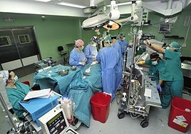 El equipo de Cirugía Cardiovascular de La Arrixaca, líder en trasplante cardíaco con órganos procedentes de donación en asistolia, durante una intervención.