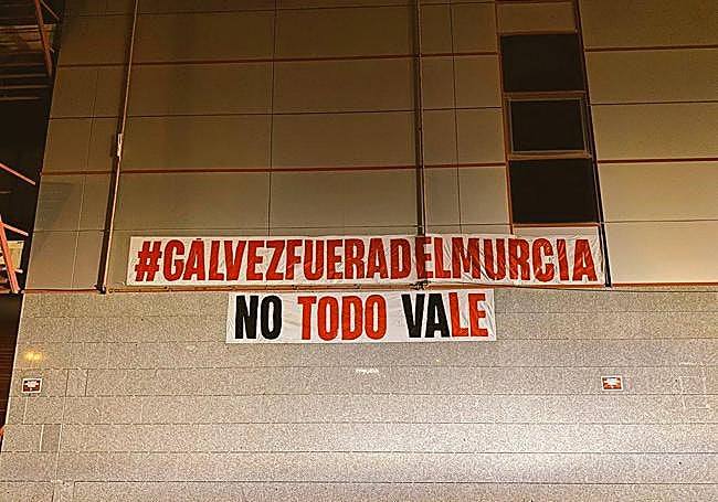 Cartel en el estadio Enrique Roca.