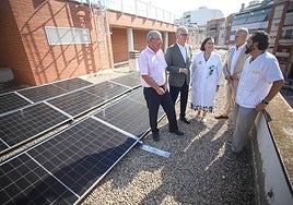 El consejero de Salud, Juan José Pedreño (segundo por la izquierda) esta semana en la presentación de los nuevos paneles solares en el centro de salud de El Carmen, en Murcia.
