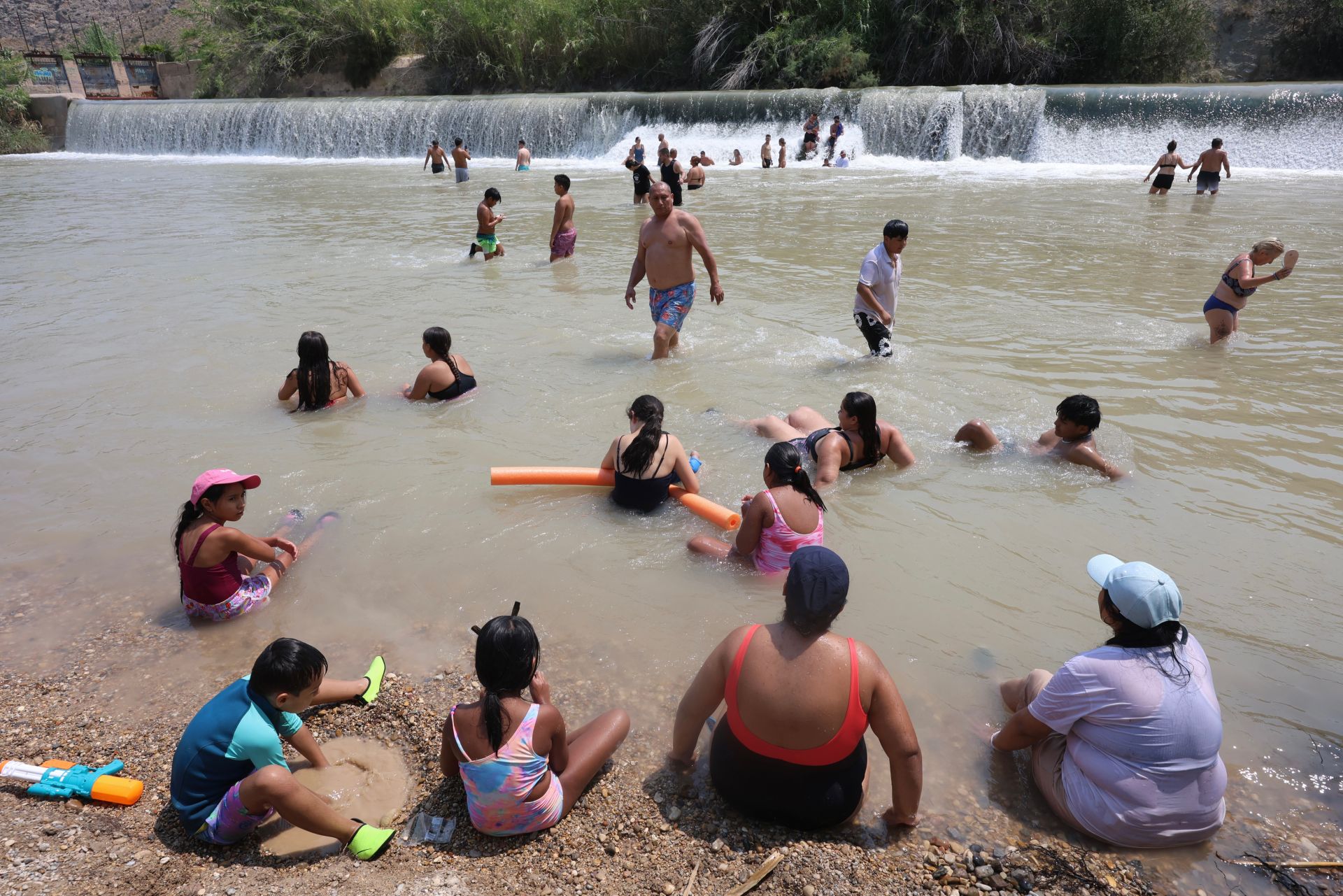 En imágenes, los ríos de la Región de Murcia se convierten en refugio contra la ola de calor
