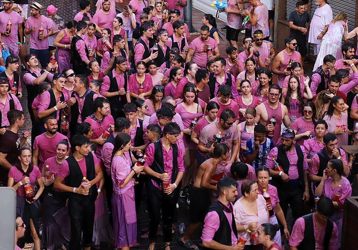 Asistentes a la Gran Cabalgata, empapados de vino.