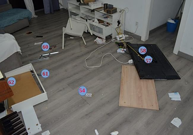 Pruebas señaldas por la Policía en el piso donde se produjo el tiroteo.