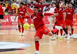 El blanqueño Mellado, a punto de disparar en un calentamiento con el Jimbee Cartagena.