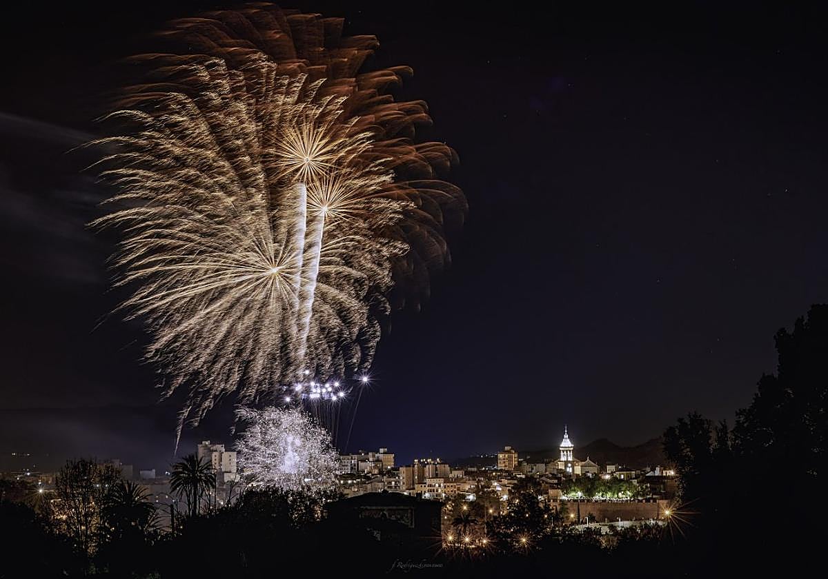 Castillo de fuegos artificiales del pasado año iluminando el cielo de Cieza.