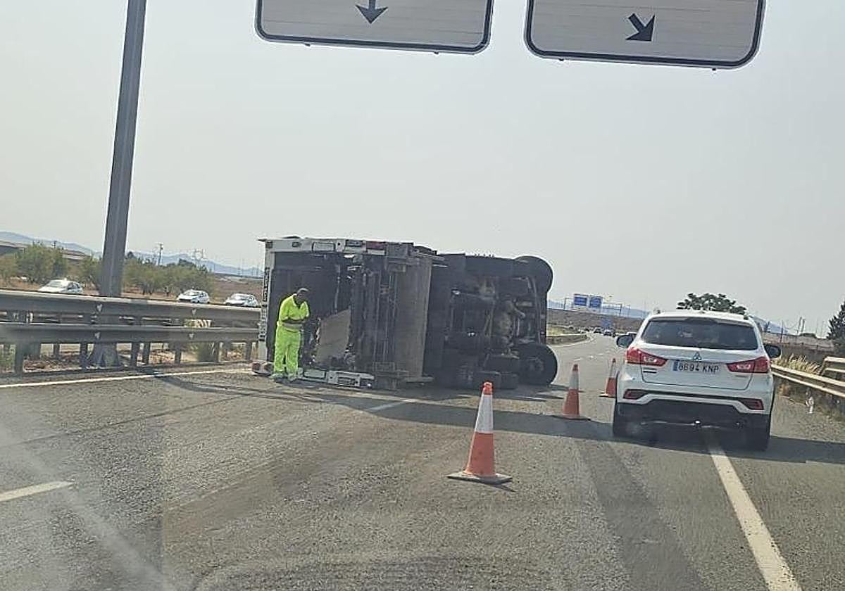 El camión volcado en la autovía, este sábado.