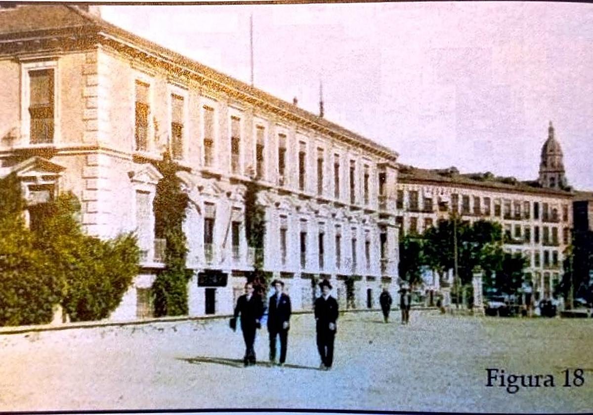 Imagen principal - Arriba, la casa de la familia Stárico-Codorníu hacia 1920, en el lugar del convento de San Francisco. Abajo, 'El Contraste de la Seda' (1964), obra de Manuel Muñoz Barberán que recrea el edificio antes de la demolición de las arcadas. Y a la derecha, puerta principal del Contraste de la Seda.