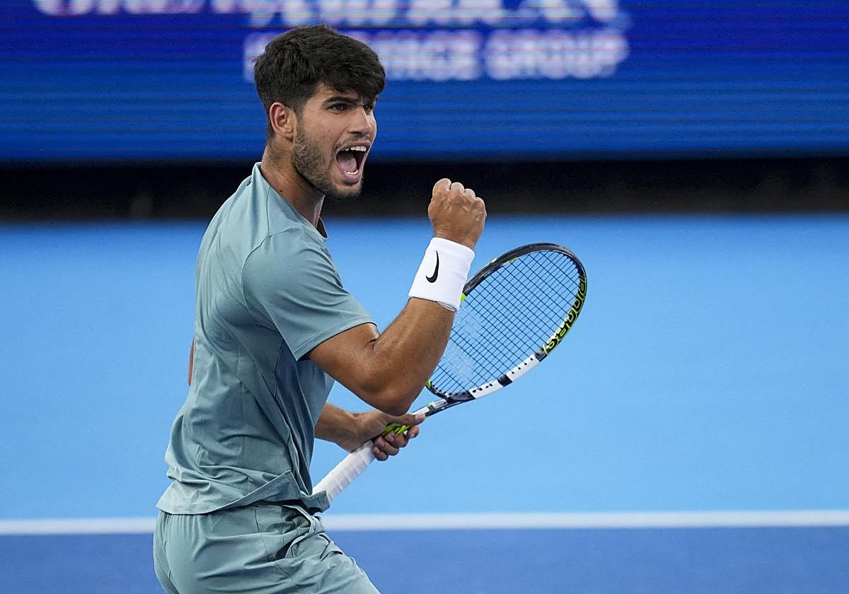 Alcaraz celebra un punto en la semifinal contra Zverev.