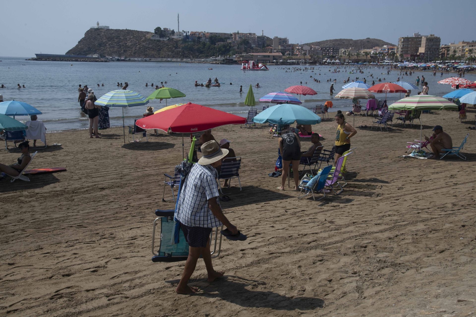 En imágenes, las playas de la Región de Murcia se llenan en el peor día de la ola de calor
