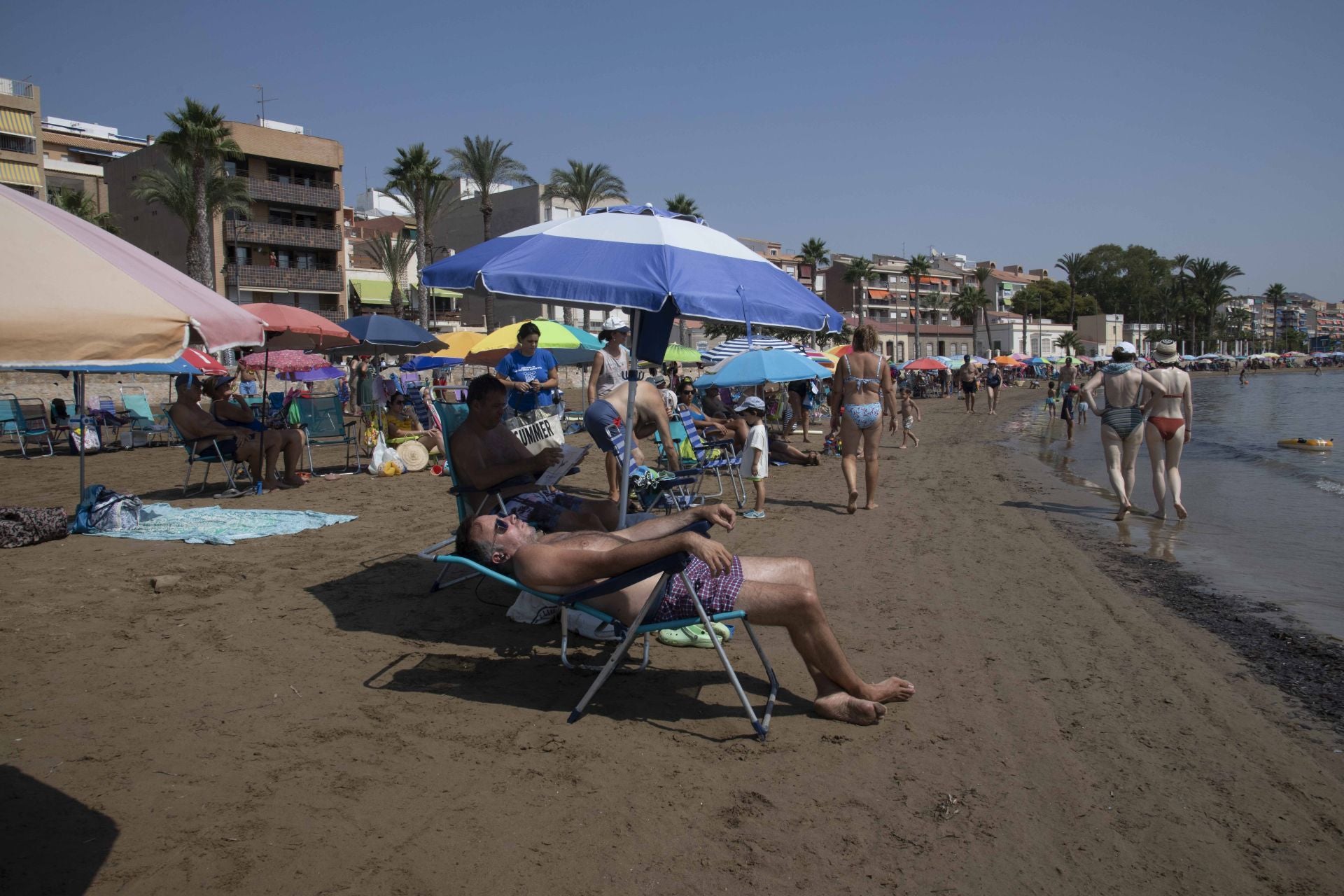 En imágenes, las playas de la Región de Murcia se llenan en el peor día de la ola de calor