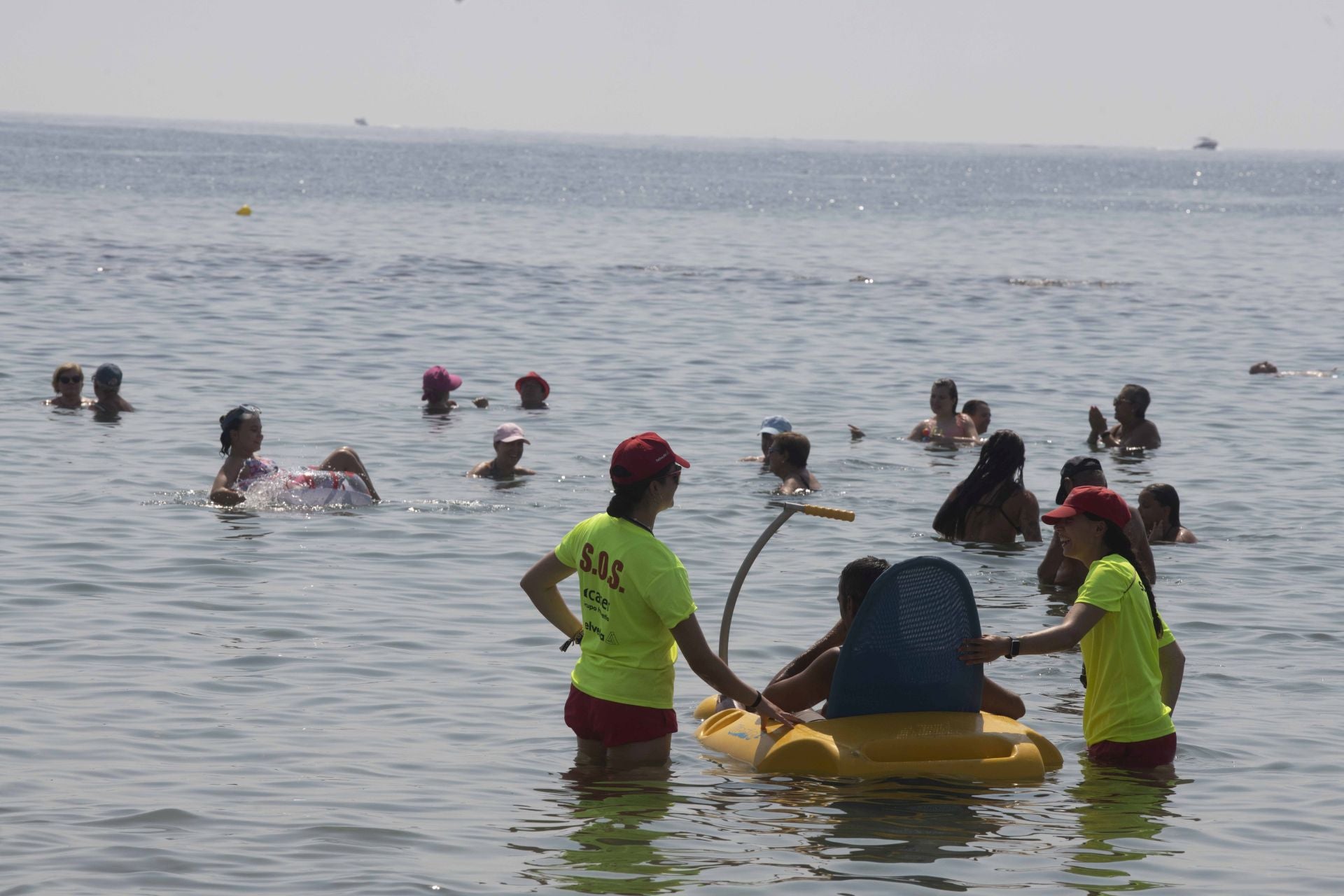 En imágenes, las playas de la Región de Murcia se llenan en el peor día de la ola de calor