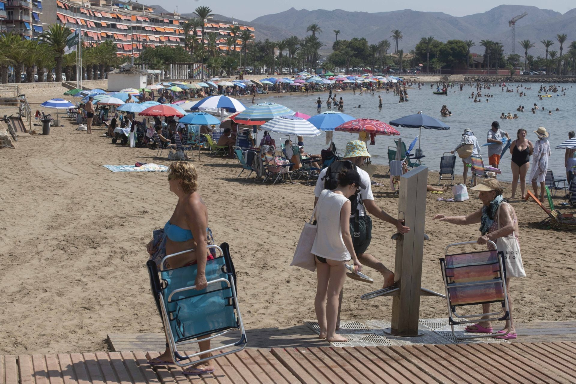 En imágenes, las playas de la Región de Murcia se llenan en el peor día de la ola de calor
