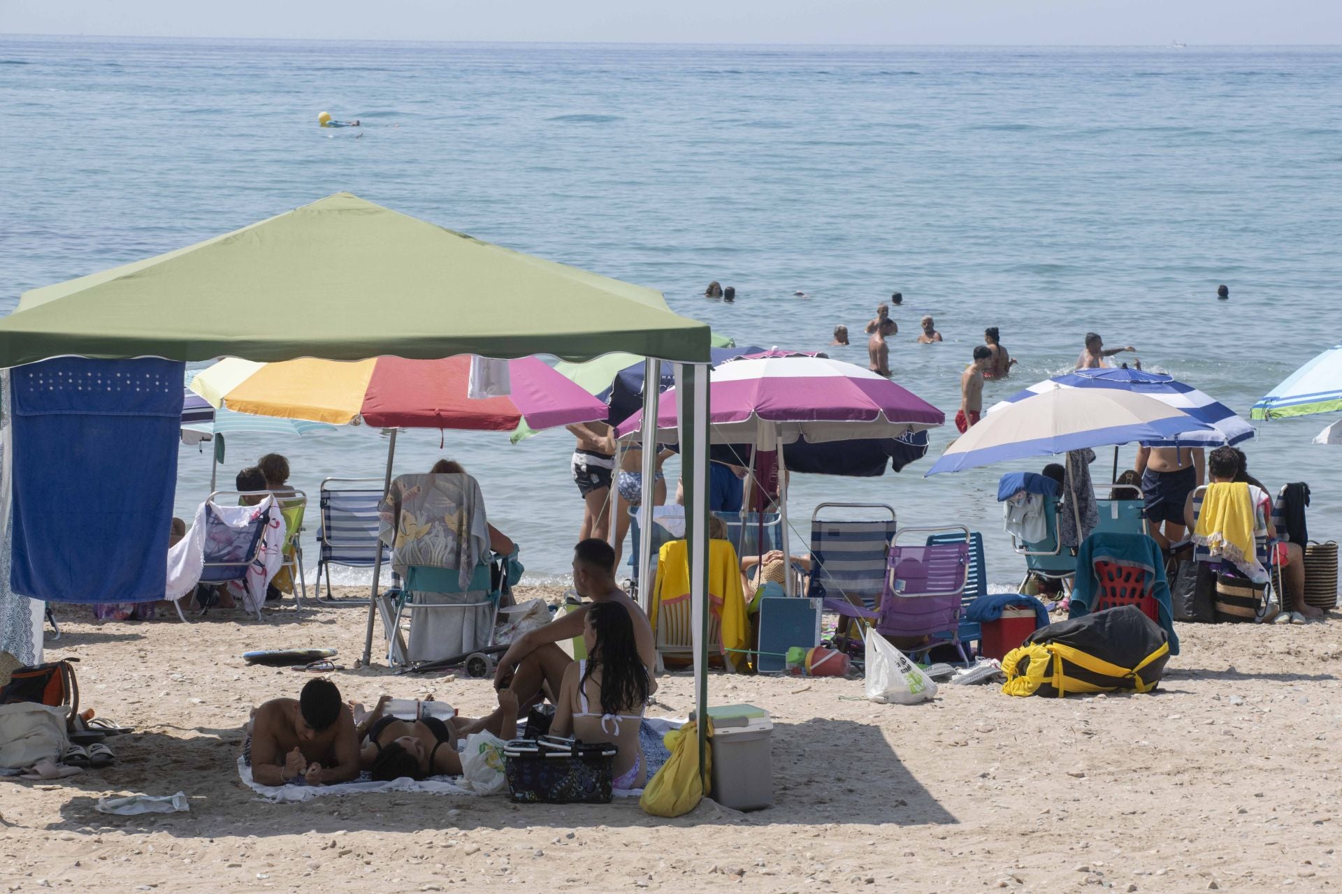 En imágenes, las playas de la Región de Murcia se llenan en el peor día de la ola de calor