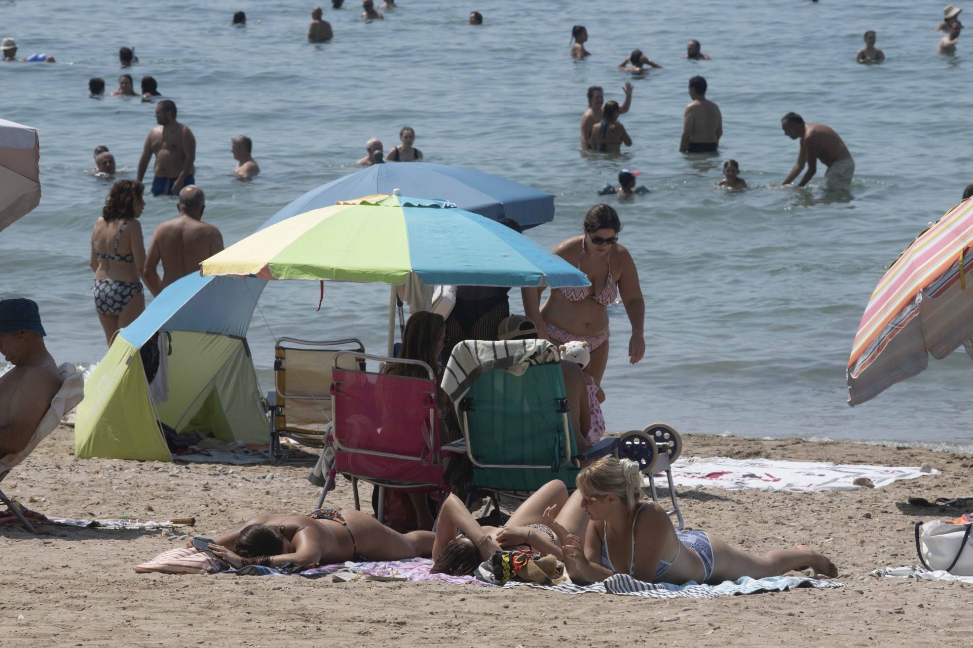 En imágenes, las playas de la Región de Murcia se llenan en el peor día de la ola de calor