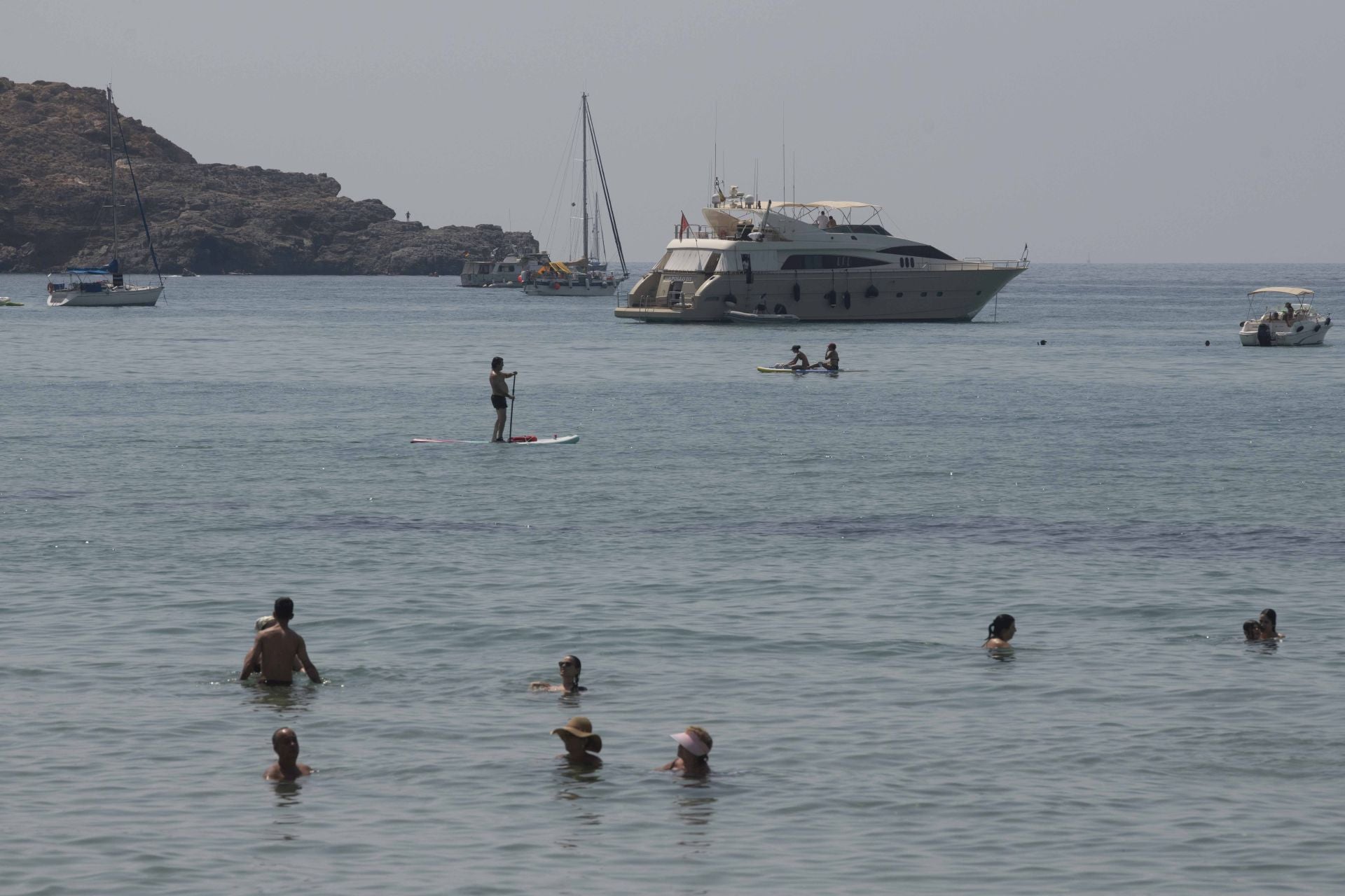 En imágenes, las playas de la Región de Murcia se llenan en el peor día de la ola de calor