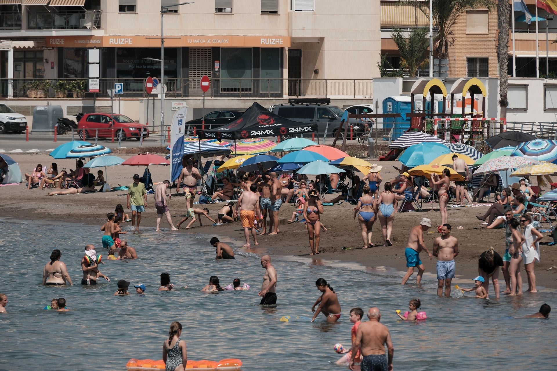 En imágenes, las playas de la Región de Murcia se llenan en el peor día de la ola de calor