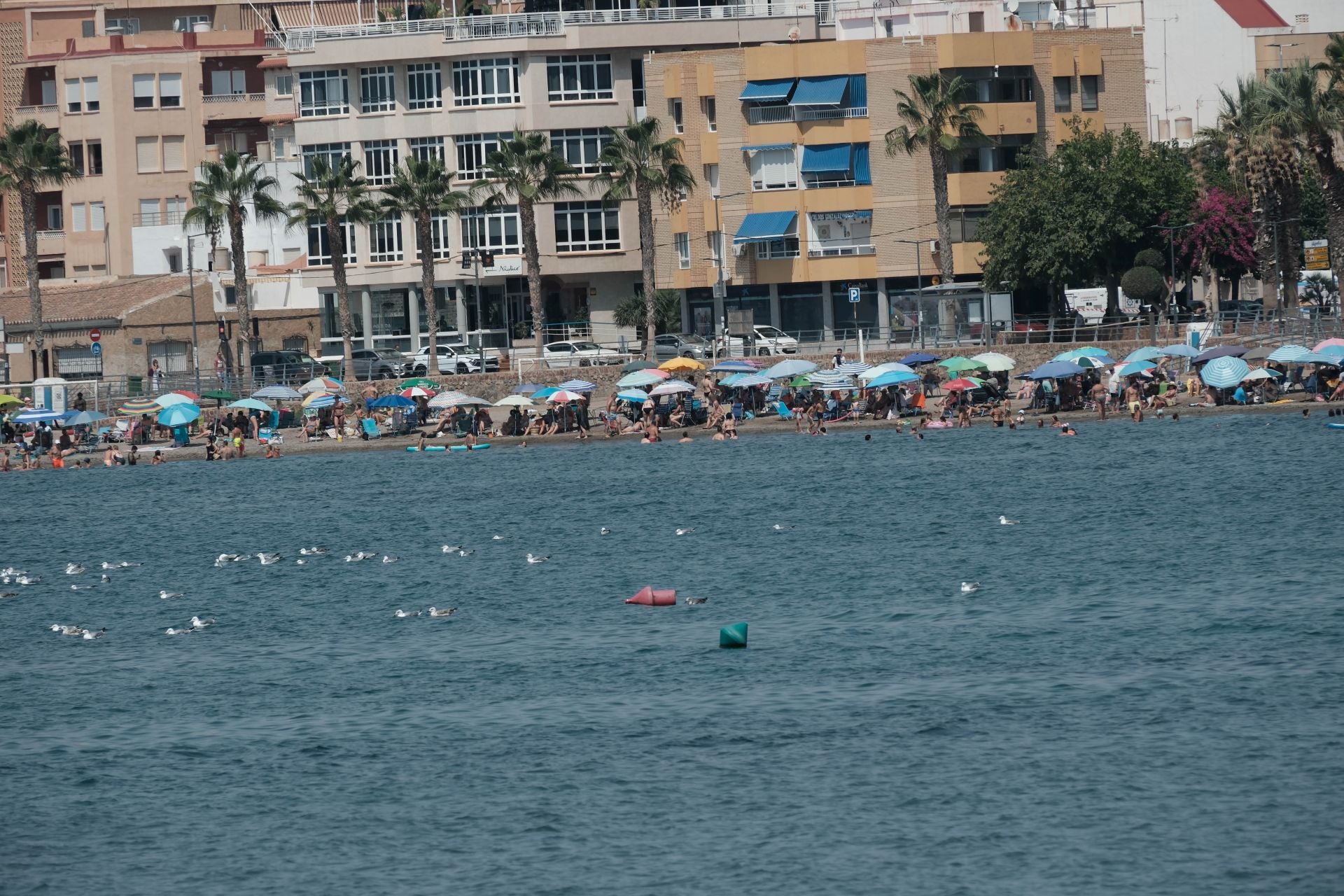 En imágenes, las playas de la Región de Murcia se llenan en el peor día de la ola de calor