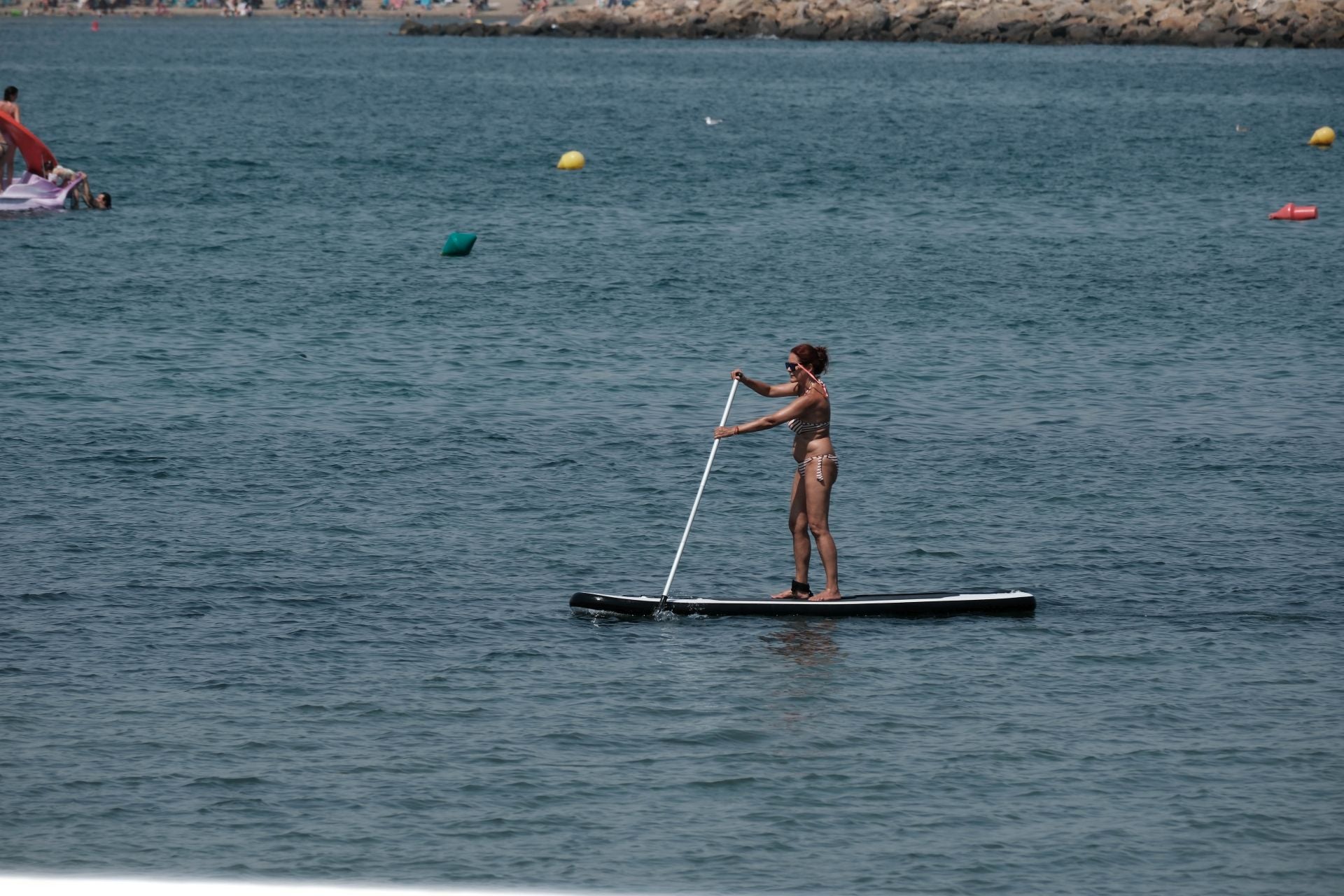 En imágenes, las playas de la Región de Murcia se llenan en el peor día de la ola de calor