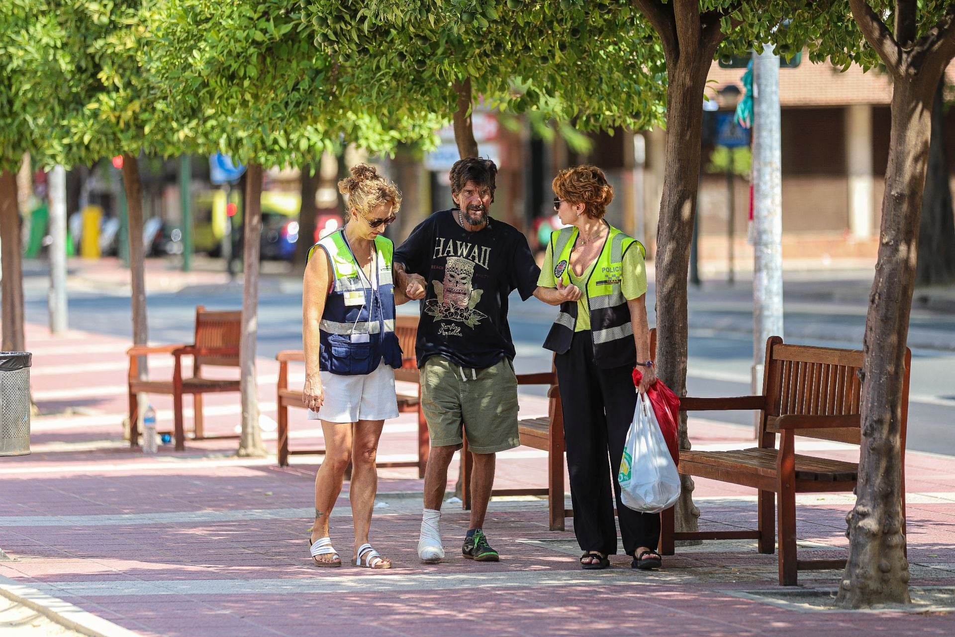 En imágenes, Murcia sufre la alerta roja por calor y el pabellón Cagigal se habilita como refugio climático