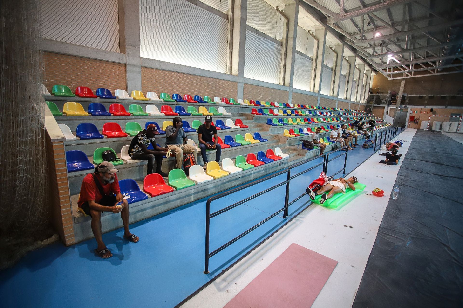 En imágenes, Murcia sufre la alerta roja por calor y el pabellón Cagigal se habilita como refugio climático