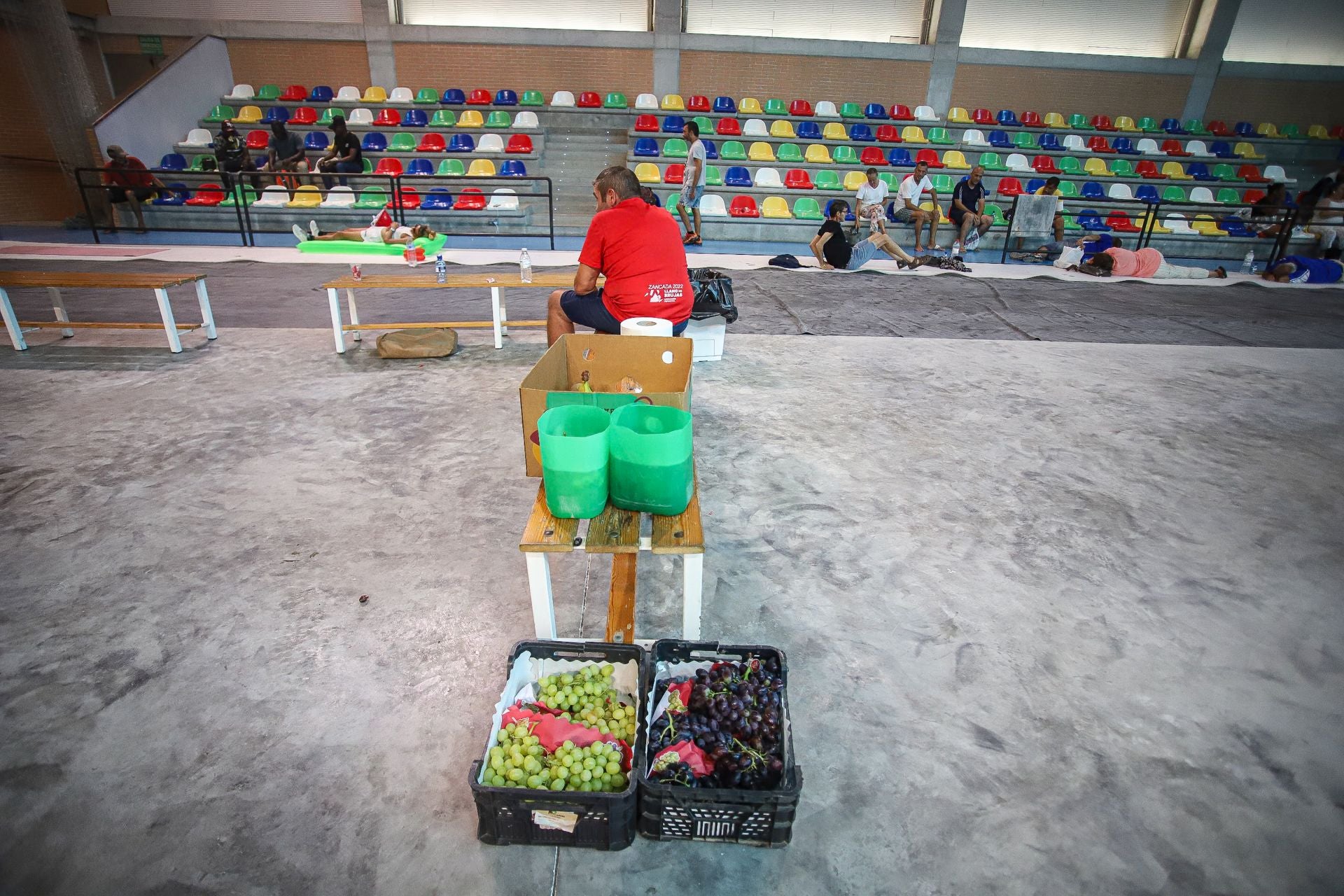 En imágenes, Murcia sufre la alerta roja por calor y el pabellón Cagigal se habilita como refugio climático