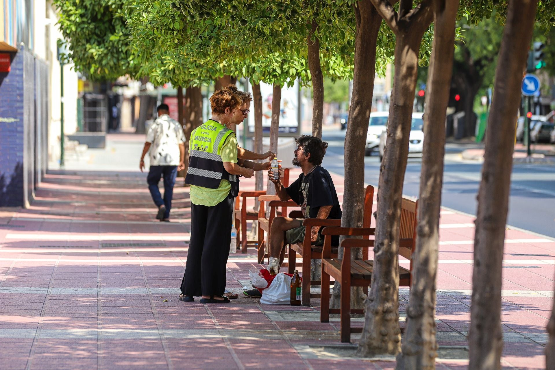 En imágenes, Murcia sufre la alerta roja por calor y el pabellón Cagigal se habilita como refugio climático