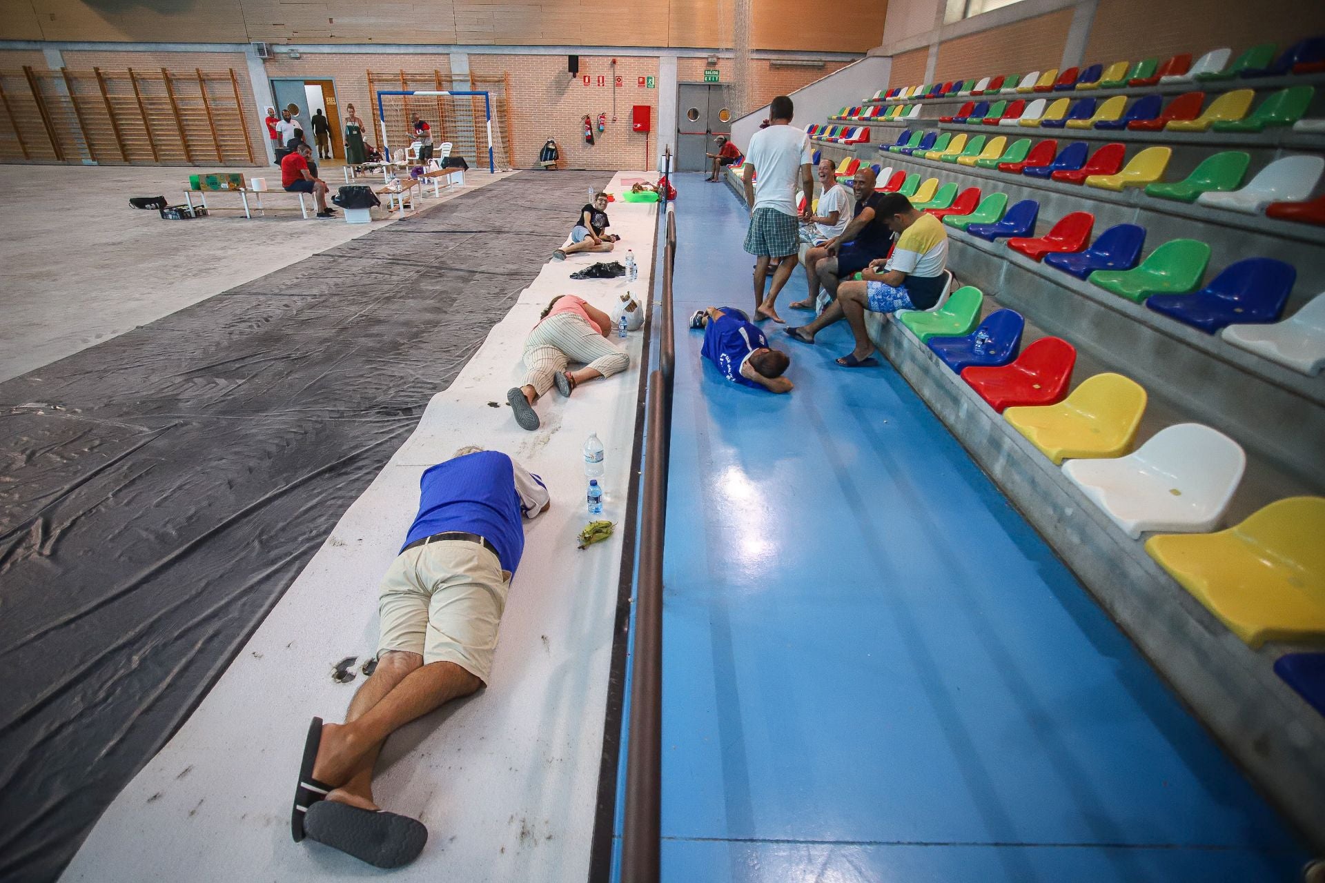 En imágenes, Murcia sufre la alerta roja por calor y el pabellón Cagigal se habilita como refugio climático