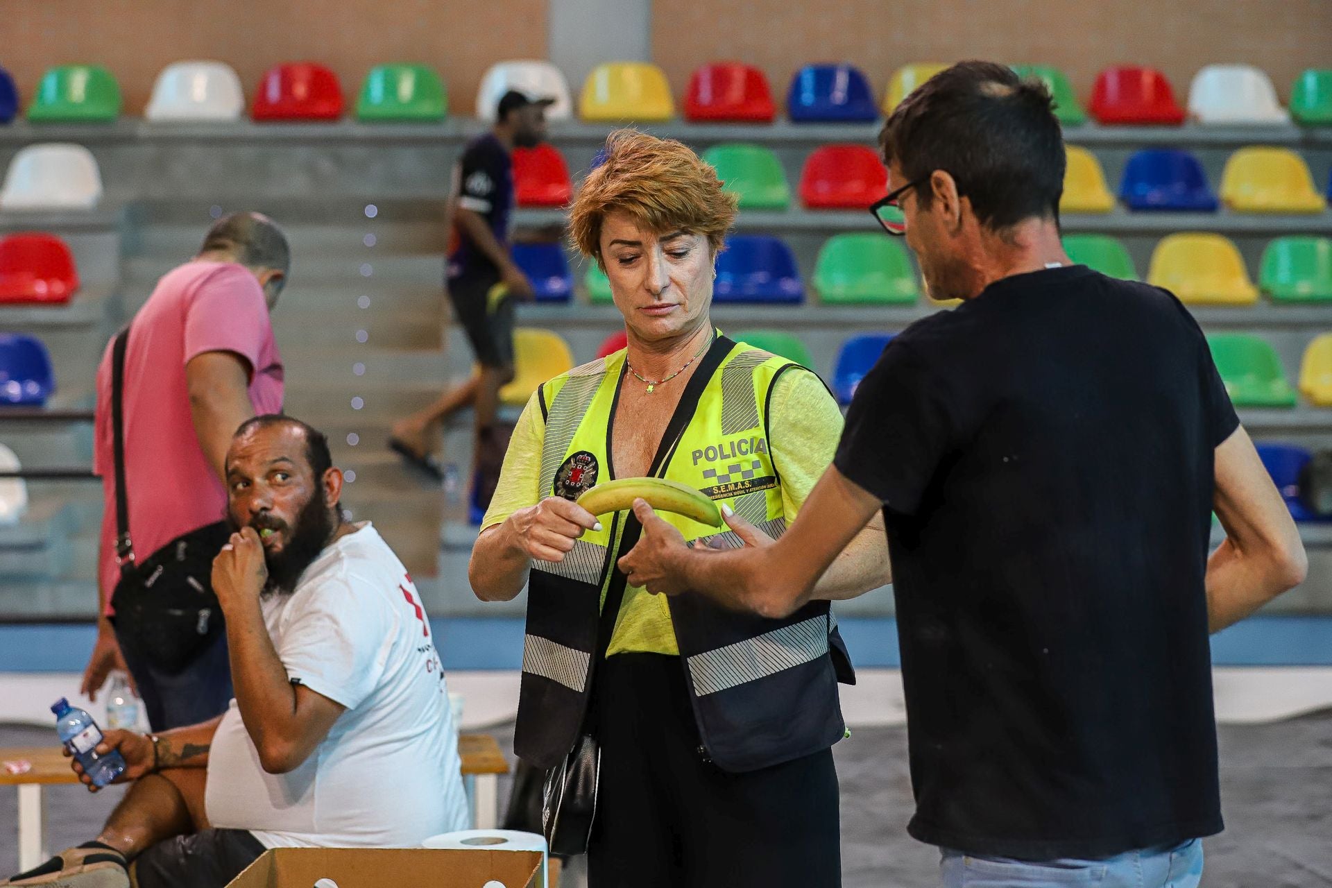 En imágenes, Murcia sufre la alerta roja por calor y el pabellón Cagigal se habilita como refugio climático