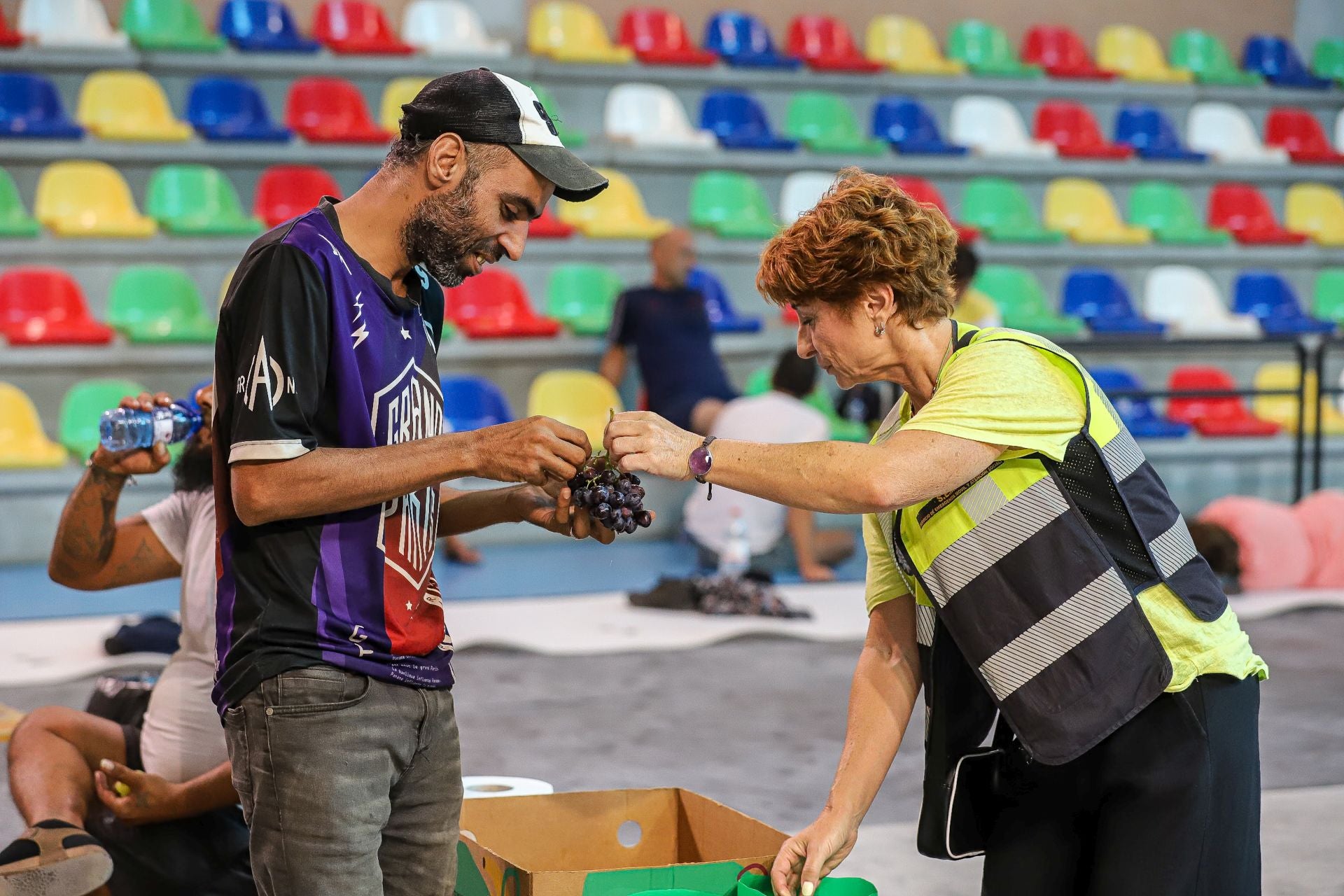 En imágenes, Murcia sufre la alerta roja por calor y el pabellón Cagigal se habilita como refugio climático