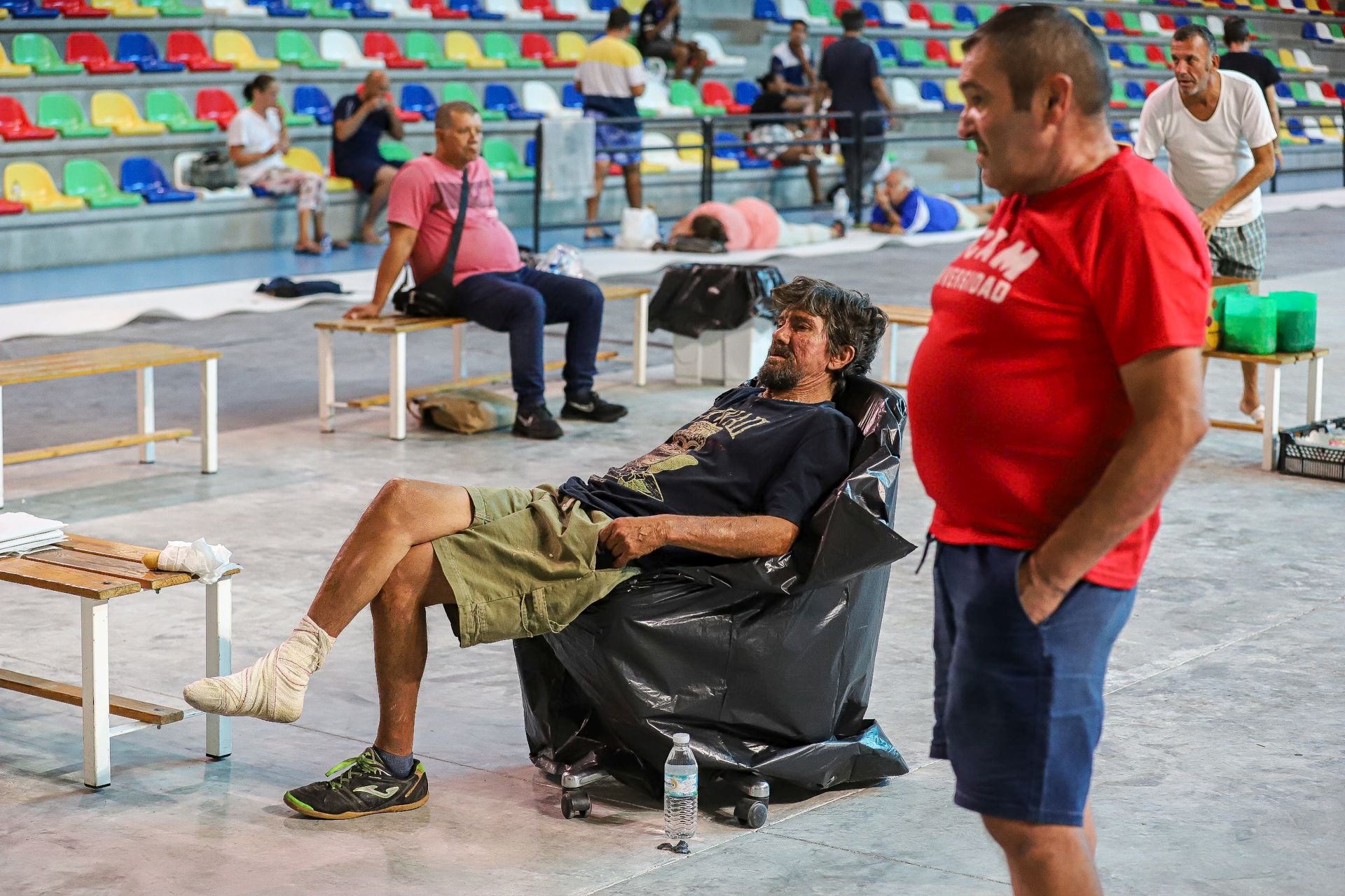 En imágenes, Murcia sufre la alerta roja por calor y el pabellón Cagigal se habilita como refugio climático