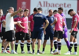 Javi Rey da instrucciones a los suyos en el partido amistoso contra el Albacete del pasado 9 de agosto.
