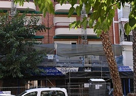 Fachada de un edificio que está siendo restaurada en la capital murciana durante este verano.