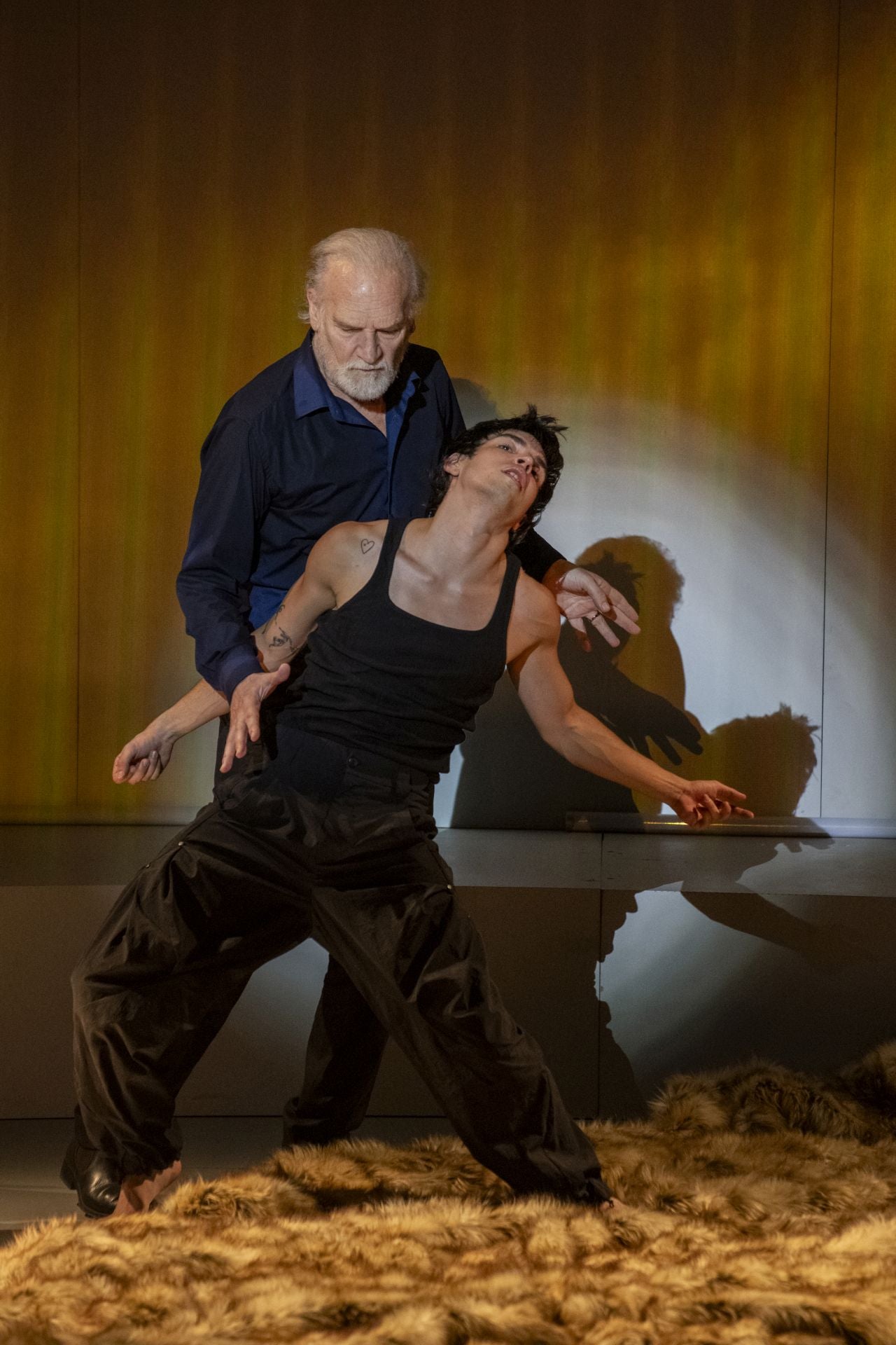 Adriano, interpretado por Homar, con el joven amante Antinoo