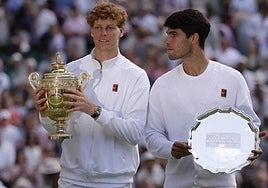Jannik Sinner y Carlos Alcaraz, tras la última final de Wimbledon que disputaron este año y que cayó del lado del italiano.