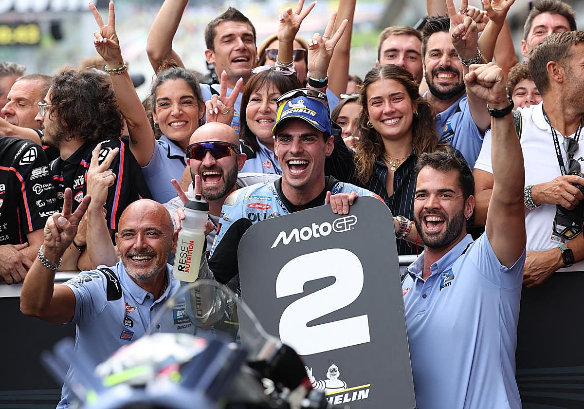 Fermín Aldeguer celebra junto a su equipo el segundo puesto logrado en Austria este domingo.