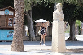 Un hombre se refresca en la fuente de la Plaza Circular de Murcia, este domingo.