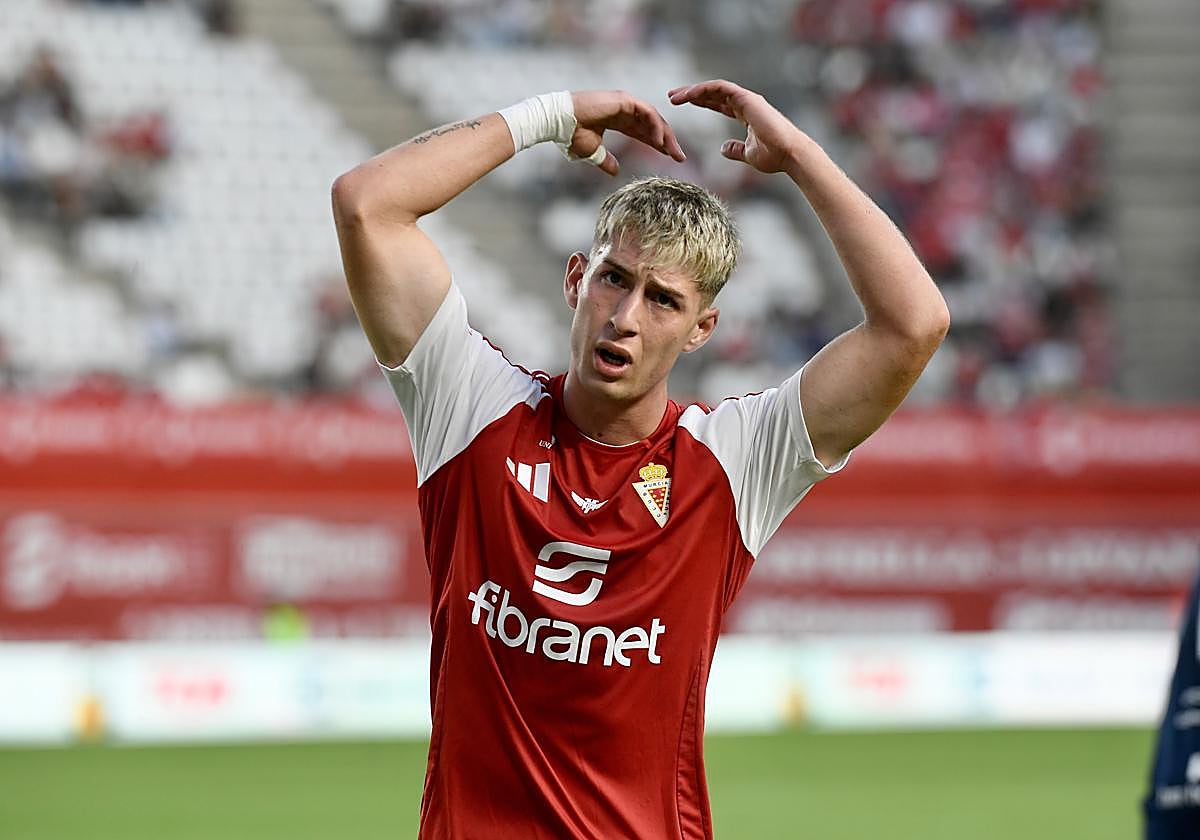 Toral anima a la grada del Murcia, en el partido contra el Marbella de la pasada temporada.