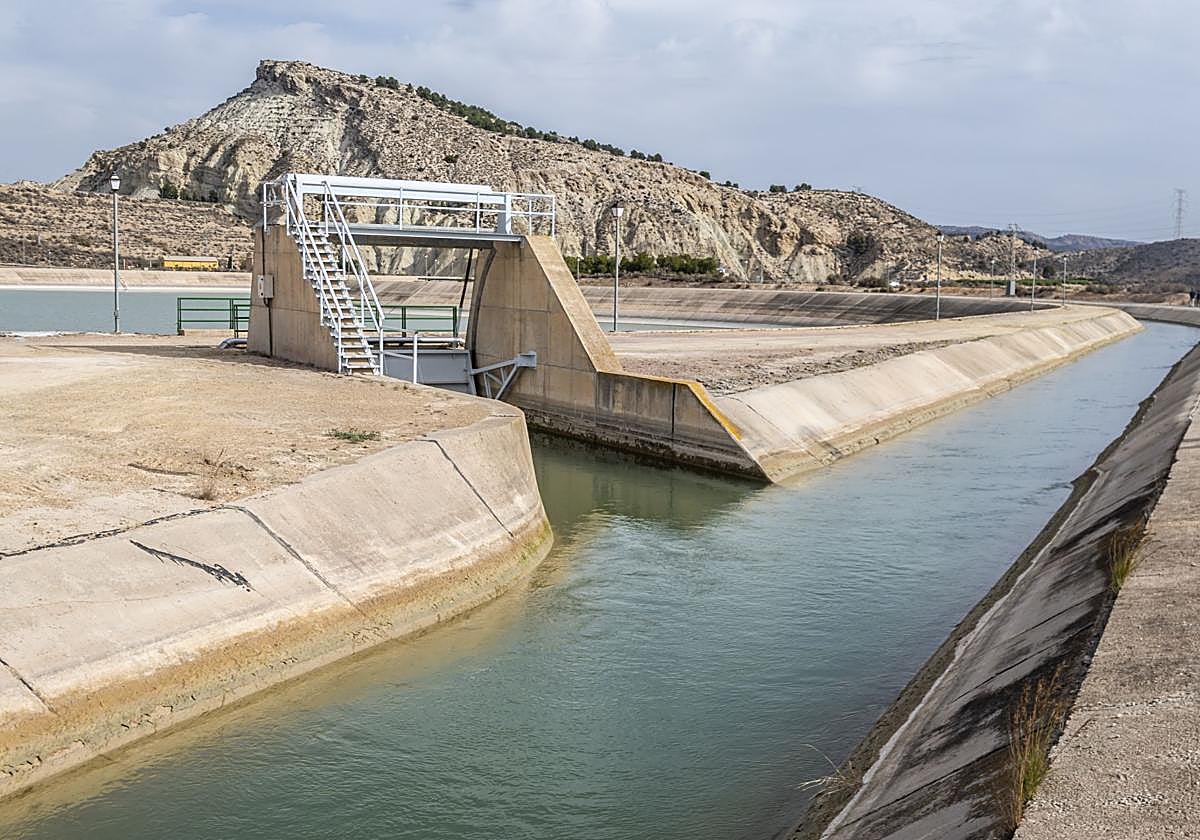 Canal del Trasvase Tajo-Segura a su paso por Alhama, en un imagen de archivo.