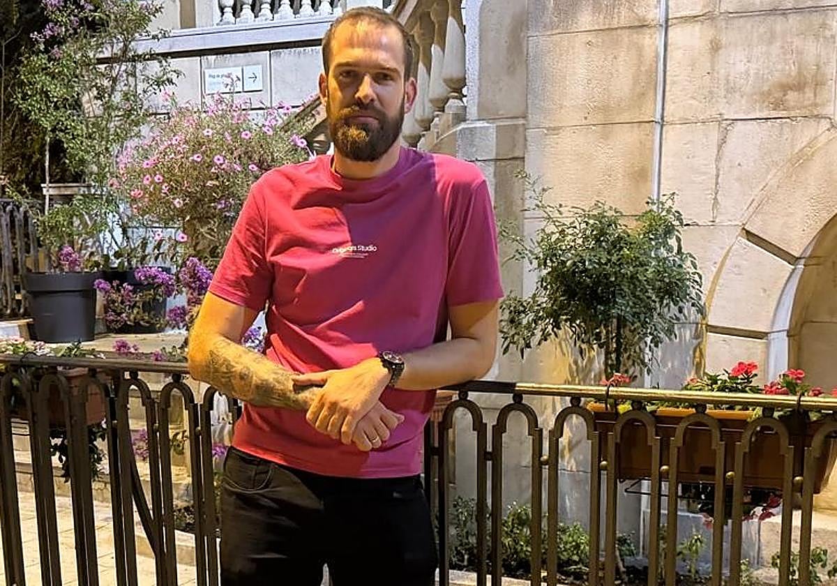 Nemanja Radovic posa para LA VERDAD este pasado jueves junto a la entrada del Museo Nikola Tesla, en Belgado.