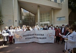 Protesta en defensa de la Atención Primaria en un centro de salud de Murcia, en una imagen de archivo.