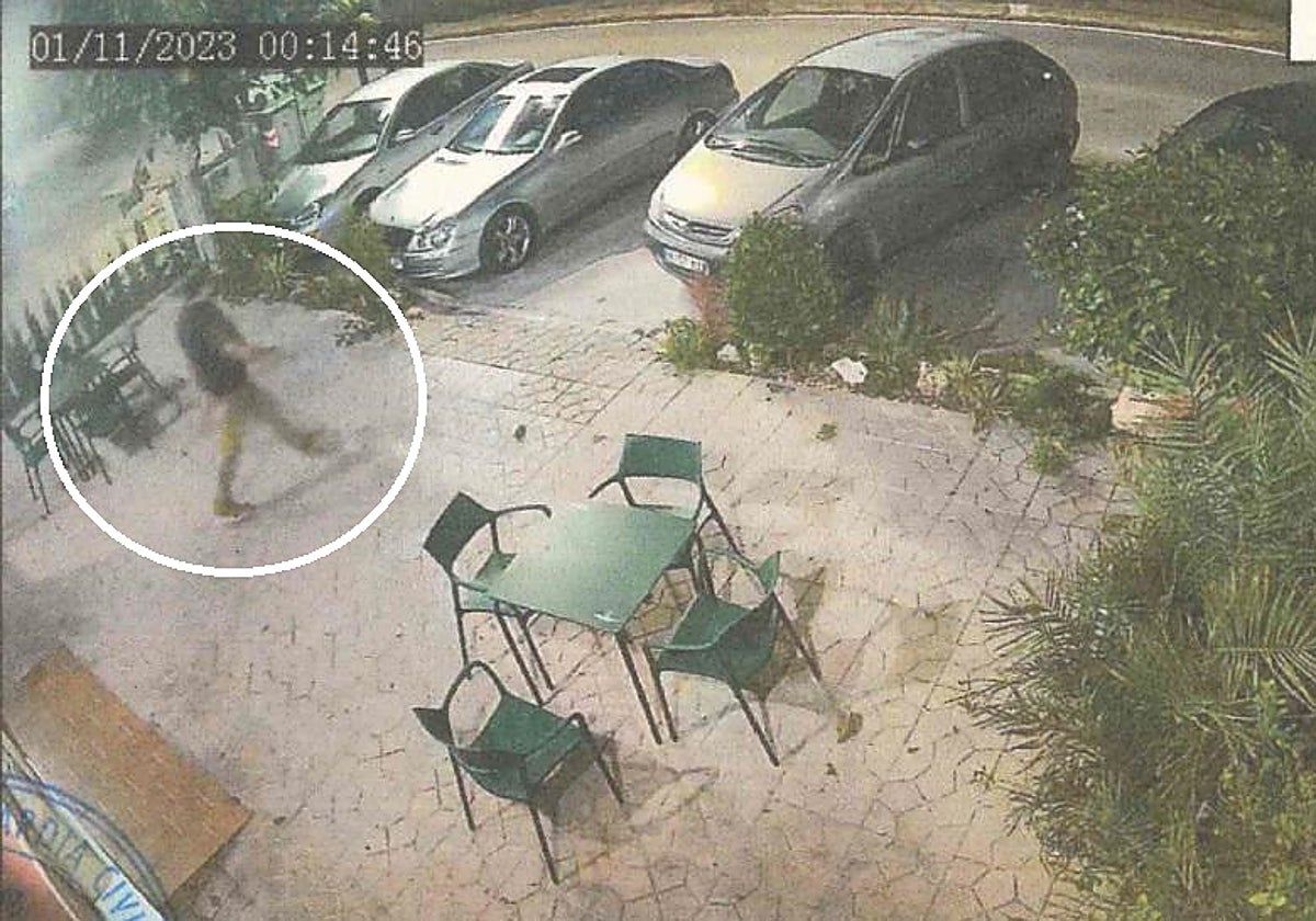 Una cámara graba cómo el acusado abandona el bar Mamy Blue en la noche de Halloween.